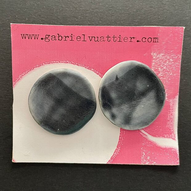 N°26 1823 | Gabriel Vuattier | Paire n°26 | Produit | 100,00 € | 7540 | Collier, perle en terre cuite patinée sur cordon de cuir. BO, montures en argent, perles en terre patinée. | Chris GULLON | Terre et Terres | 16 octobre 2025