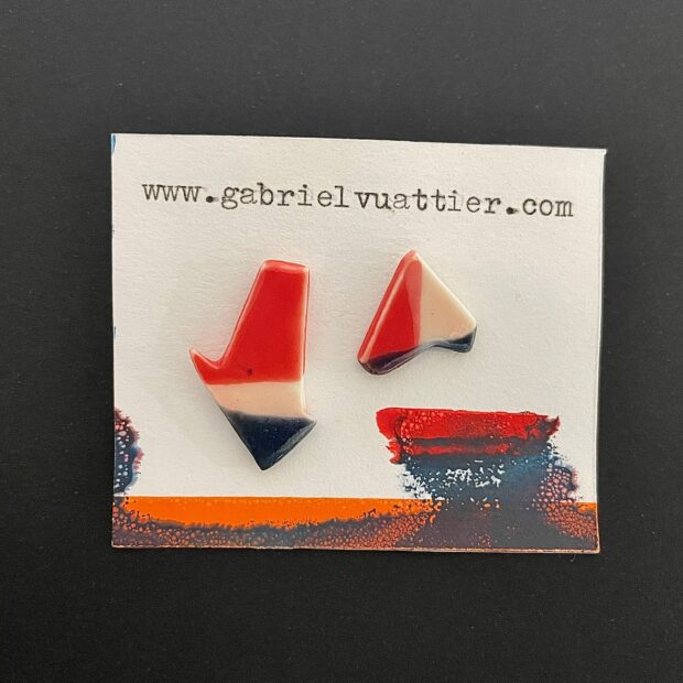 N°29 1827 | Gabriel Vuattier | Paire n°29 | Produit | 350,00 € | 6738 | Sculpture en grés faisant partie d'une série de 4, émaillée de glaçures élaborées avec des argiles récoltées au Maroc, et surmontée d'une pierre. Elle est fixée sur un socle en grés lui-même émaillé (non visible sur la photo). 2 cuissons à 1300°C en four gaz, atmosphère réductrice. | Sylviane Perret - Atelier Céramique de Saint-Amans | Terre et Terres | 16 octobre 2025