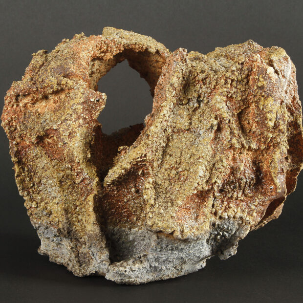 4B 6622 | Sylviane Perret | Volcan égueulé 1 | Produit | 150,00 € | Sylviane Perret - Atelier Céramique de Saint-Amans | Terre et Terres | 3 décembre 2025