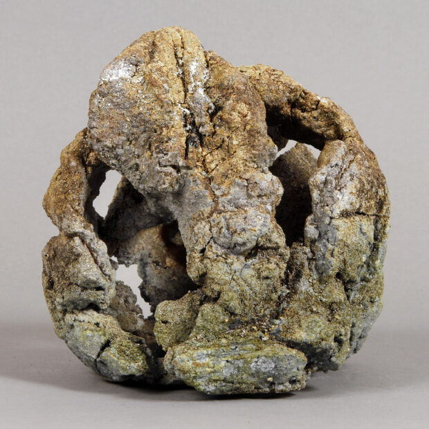 5 6754 | Sylviane Perret | Volcan égueulé 2 | Produit | 210,00 € | Création unique modelée en grès blanc, mono cuisson basse température, engobe | barbotine ciselet sculptures | Terre et Terres | 28 novembre 2025