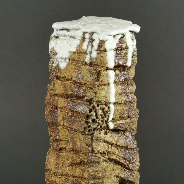 6A 6628 carre | Sylviane Perret | Tour de guêt | Produit | 500,00 € | Création unique modelée en grès blanc, mono cuisson basse température, engobe | barbotine ciselet sculptures | Terre et Terres | 8 décembre 2025