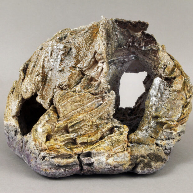 9 6787 | Sylviane Perret | Volcan égueulé 3 | Produit | 75,00 € | 6604 | Sculpture en grès blanc. | Circaterra Céramique - Hilde Segers | Terre et Terres | 10 décembre 2025