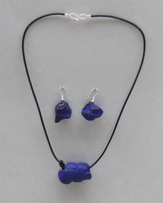 Parure : collier et BO, perles en terre laquée bleu outremer
